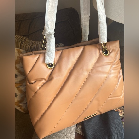 Authentic KURT GEIGER LONDON Quilted 2 compartment magnetic closure shoulder bag - Picture 11 of 17